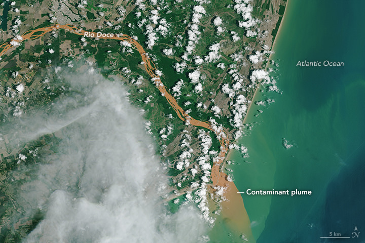 Contaminated_Rio_Doce_Water_Flows_into_the_Atlantic_(23414457121)